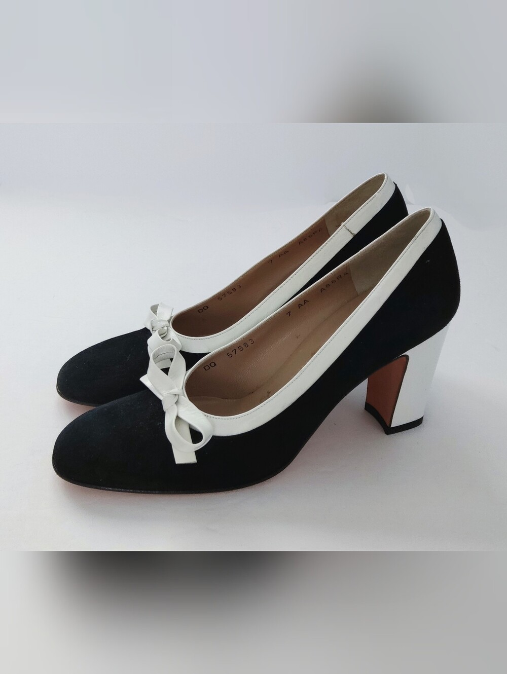 Salvatore Ferragamo Women's Bow Block Heel Pumps. Size 7 AA US. New.